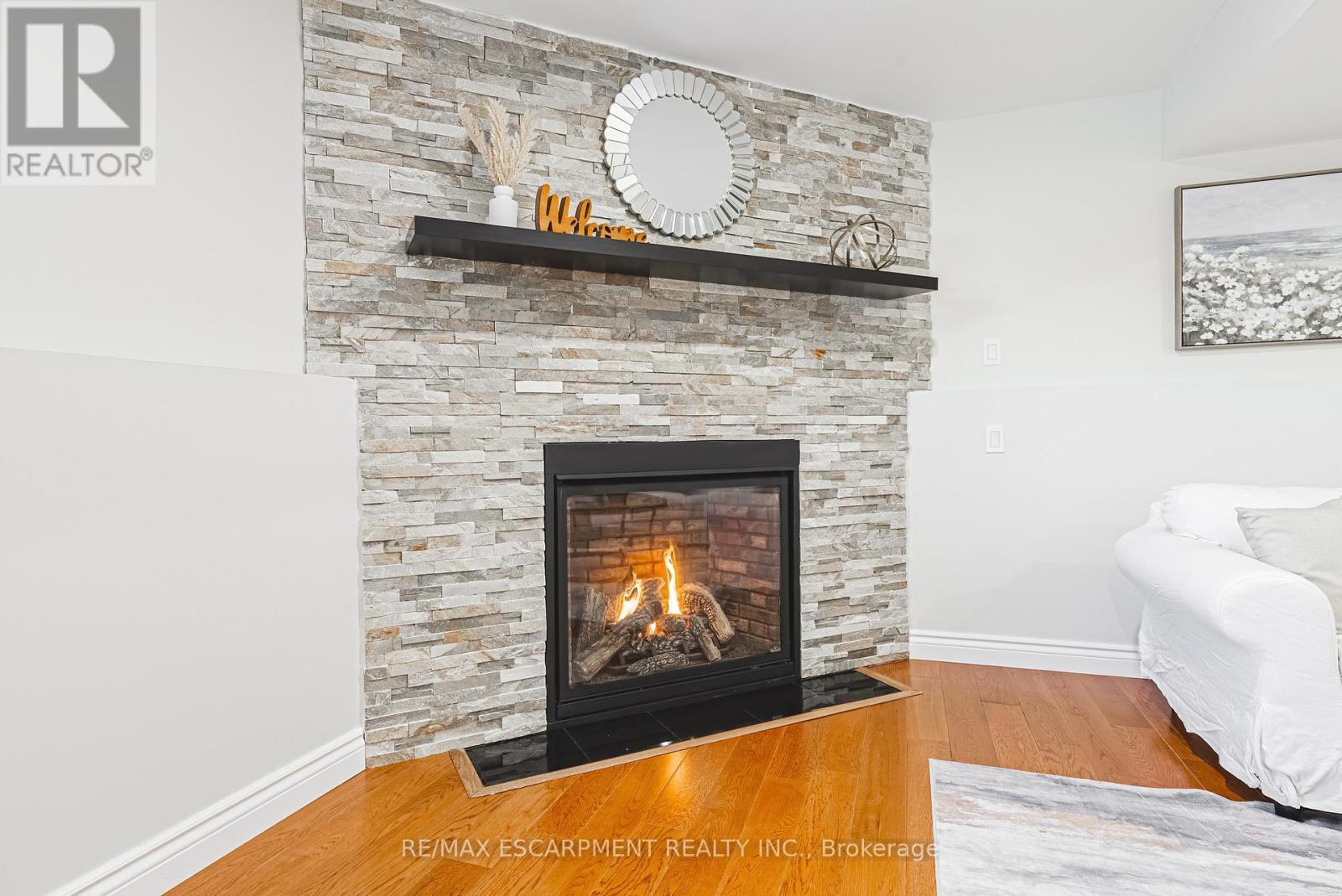 106 Highbury Drive, Hamilton, ON - Indoor Photo Showing Living Room With Fireplace