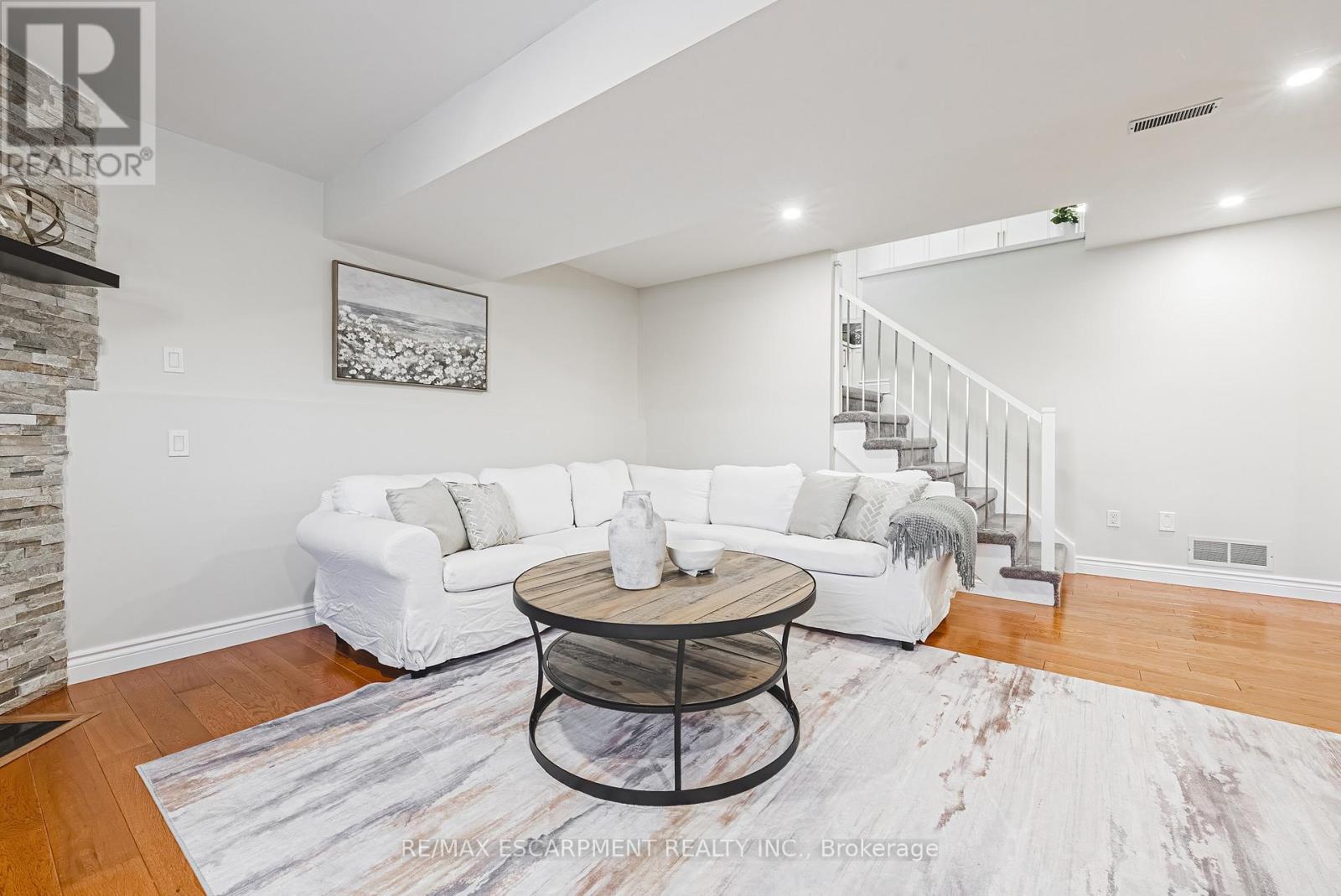 106 Highbury Drive, Hamilton, ON - Indoor Photo Showing Living Room