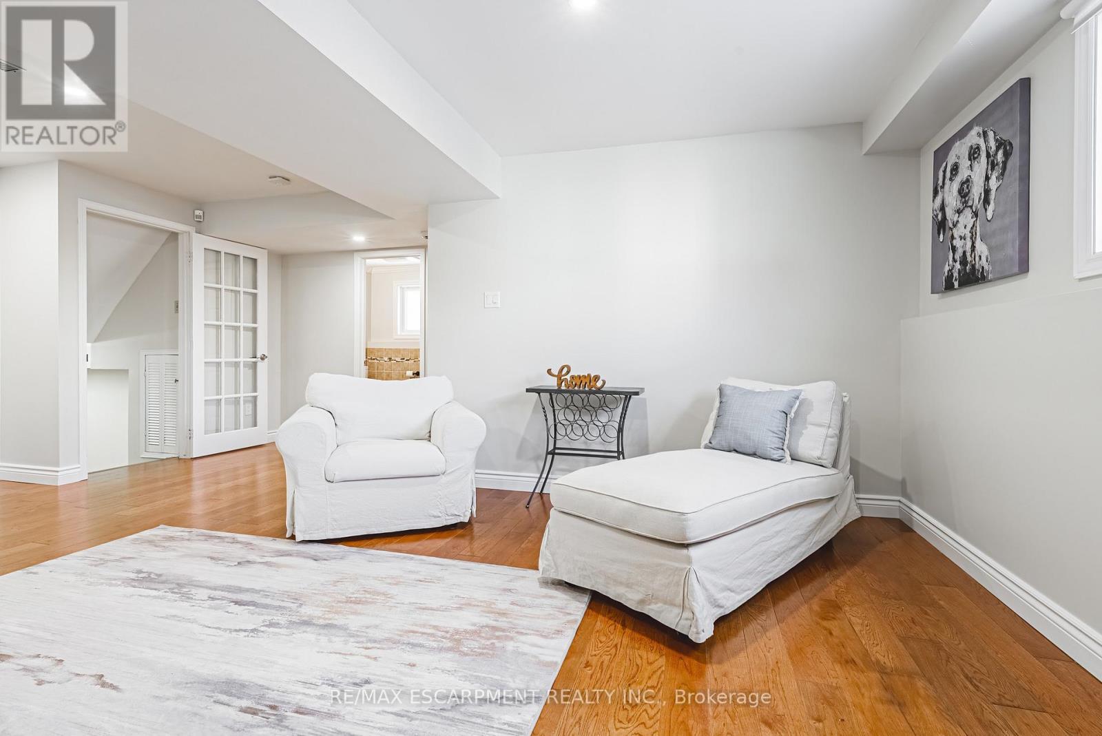 106 Highbury Drive, Hamilton, ON - Indoor Photo Showing Living Room