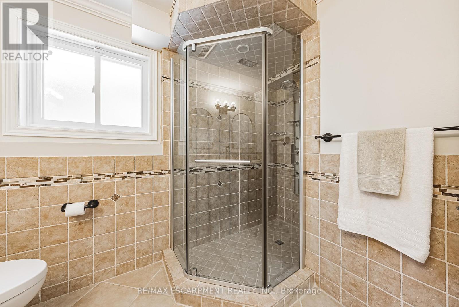 106 Highbury Drive, Hamilton, ON - Indoor Photo Showing Bathroom