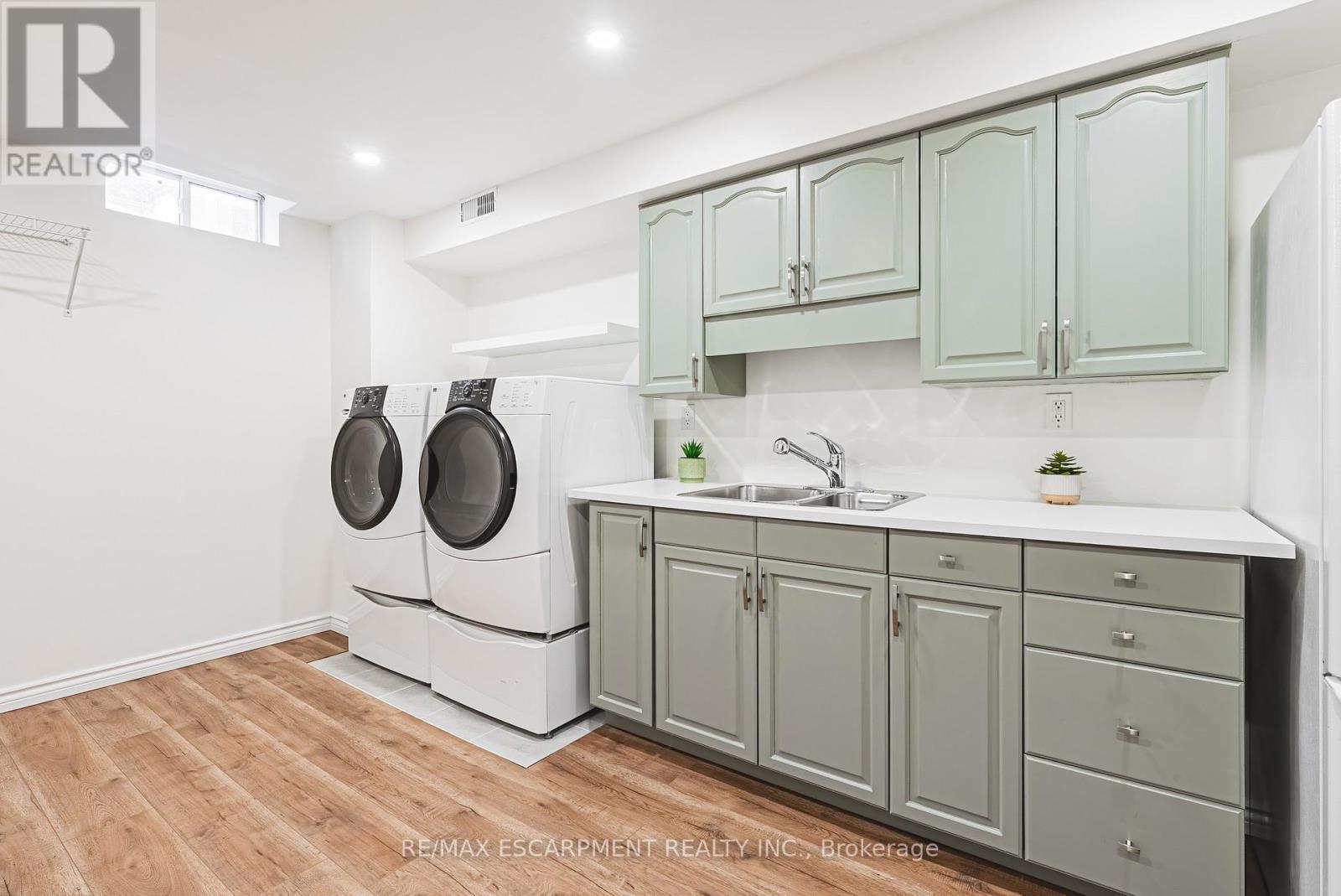 106 Highbury Drive, Hamilton, ON - Indoor Photo Showing Laundry Room