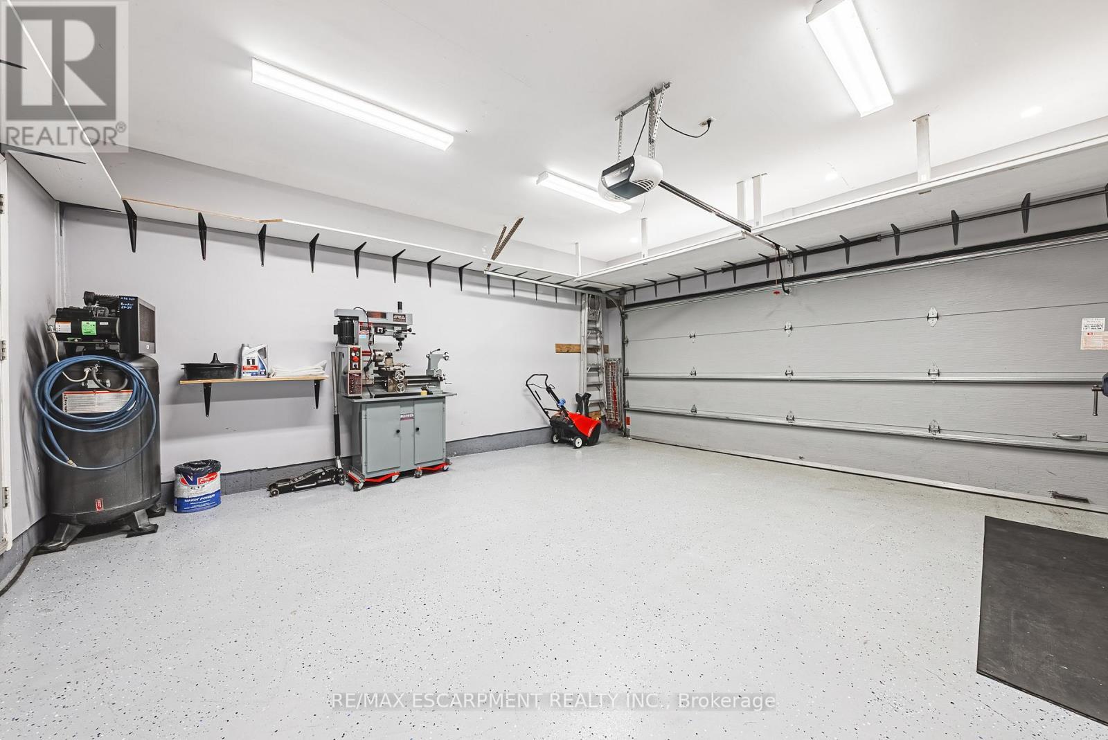 106 Highbury Drive, Hamilton, ON - Indoor Photo Showing Garage