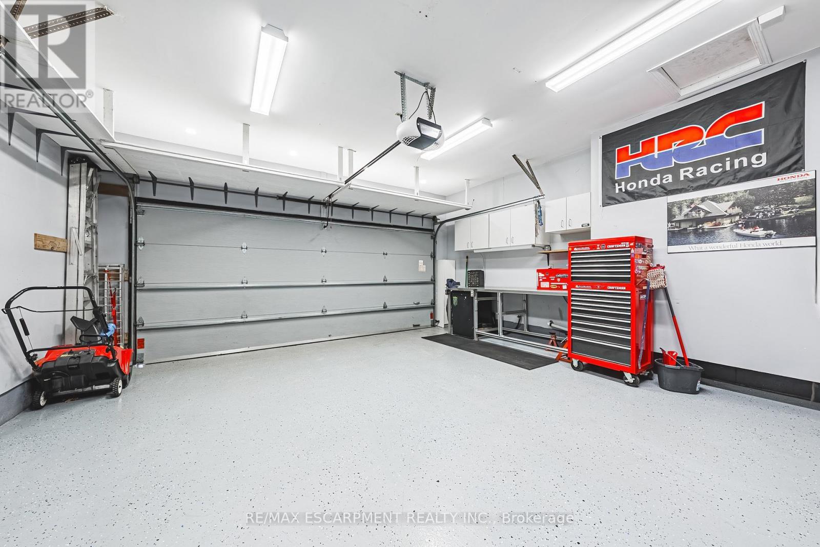 106 Highbury Drive, Hamilton, ON - Indoor Photo Showing Garage