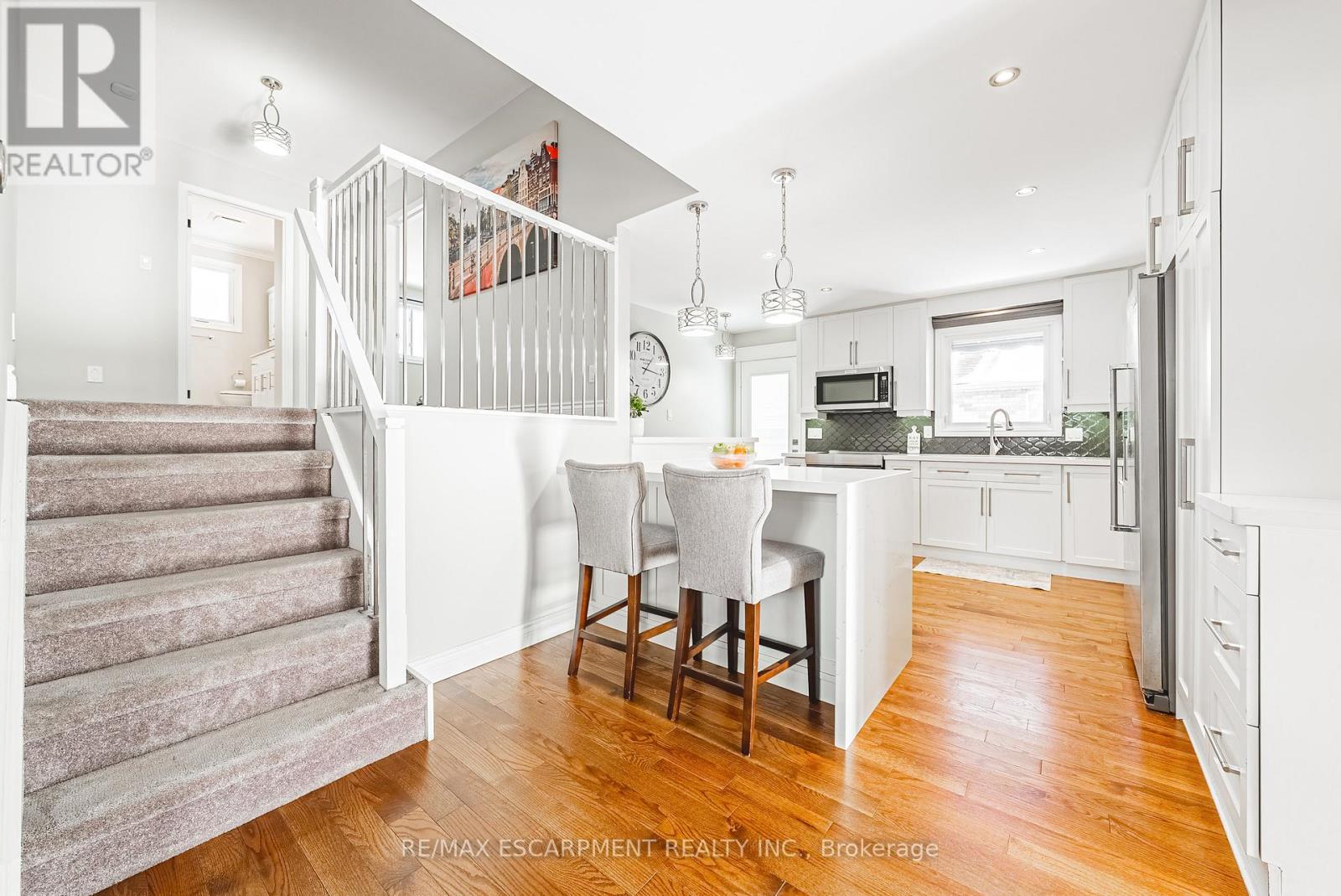 106 Highbury Drive, Hamilton, ON - Indoor Photo Showing Kitchen With Upgraded Kitchen