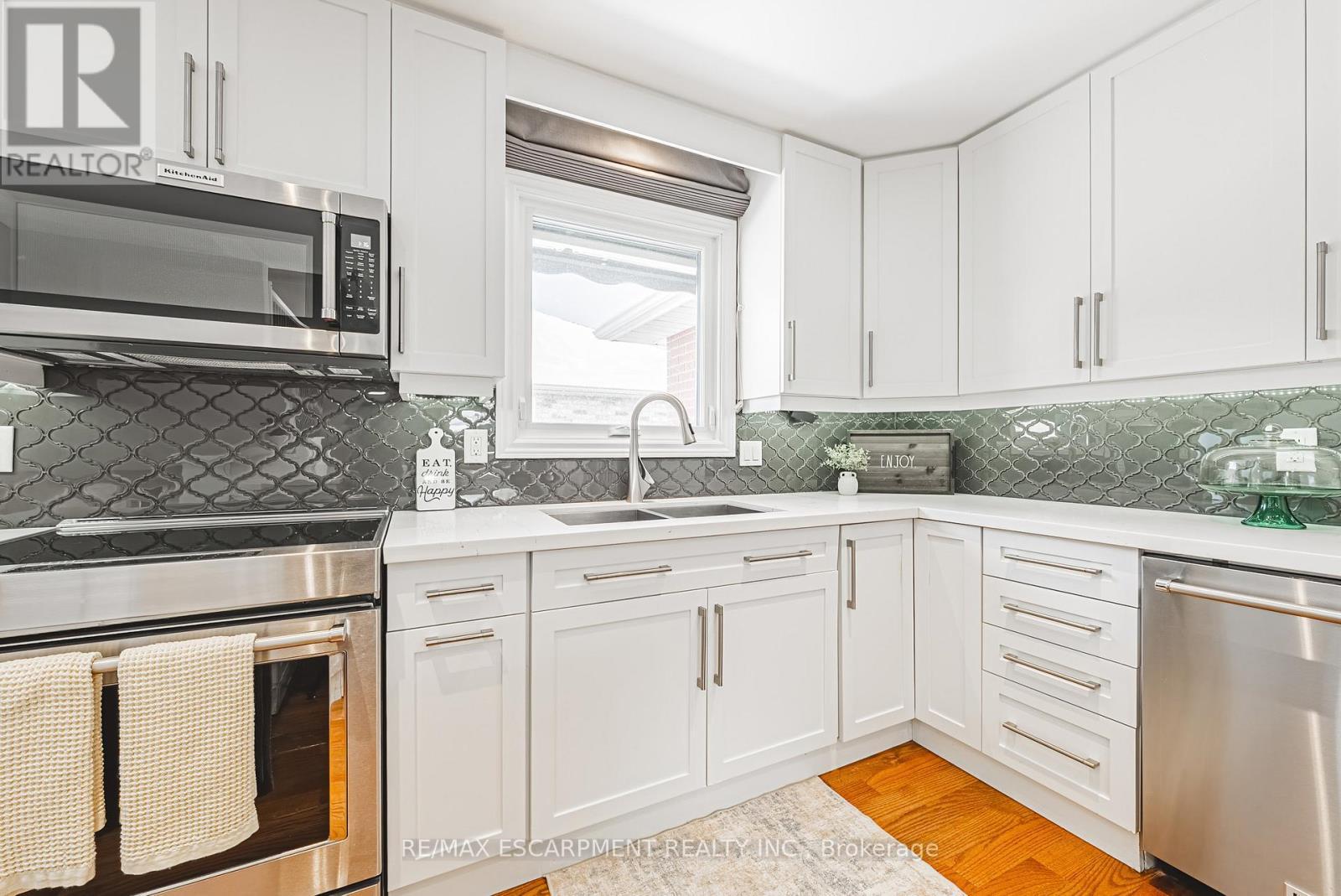 106 Highbury Drive, Hamilton, ON - Indoor Photo Showing Kitchen With Double Sink With Upgraded Kitchen