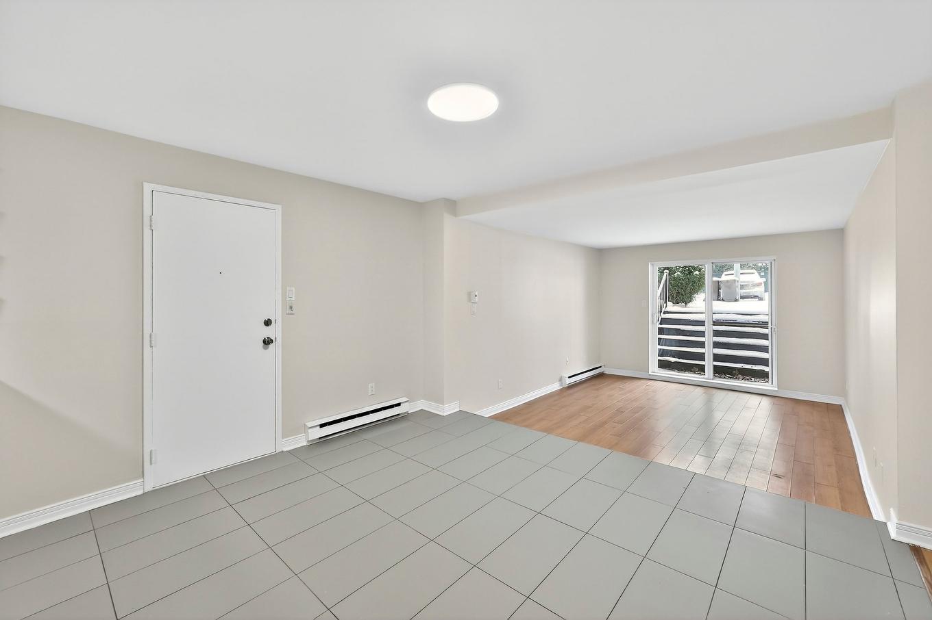 Hall d'entrée/Vestibule - 12-880 Boul. Iberville, Repentigny (Repentigny), QC - Indoor Photo Showing Other Room