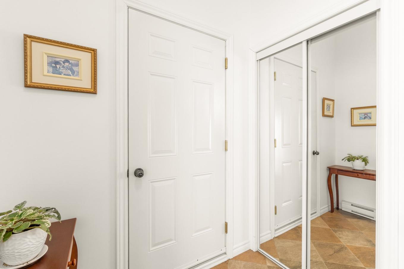 Hall d'entrée/Vestibule - 860 Rue Gilles-Lupien, Trois-Rivières, QC - Indoor Photo Showing Other Room