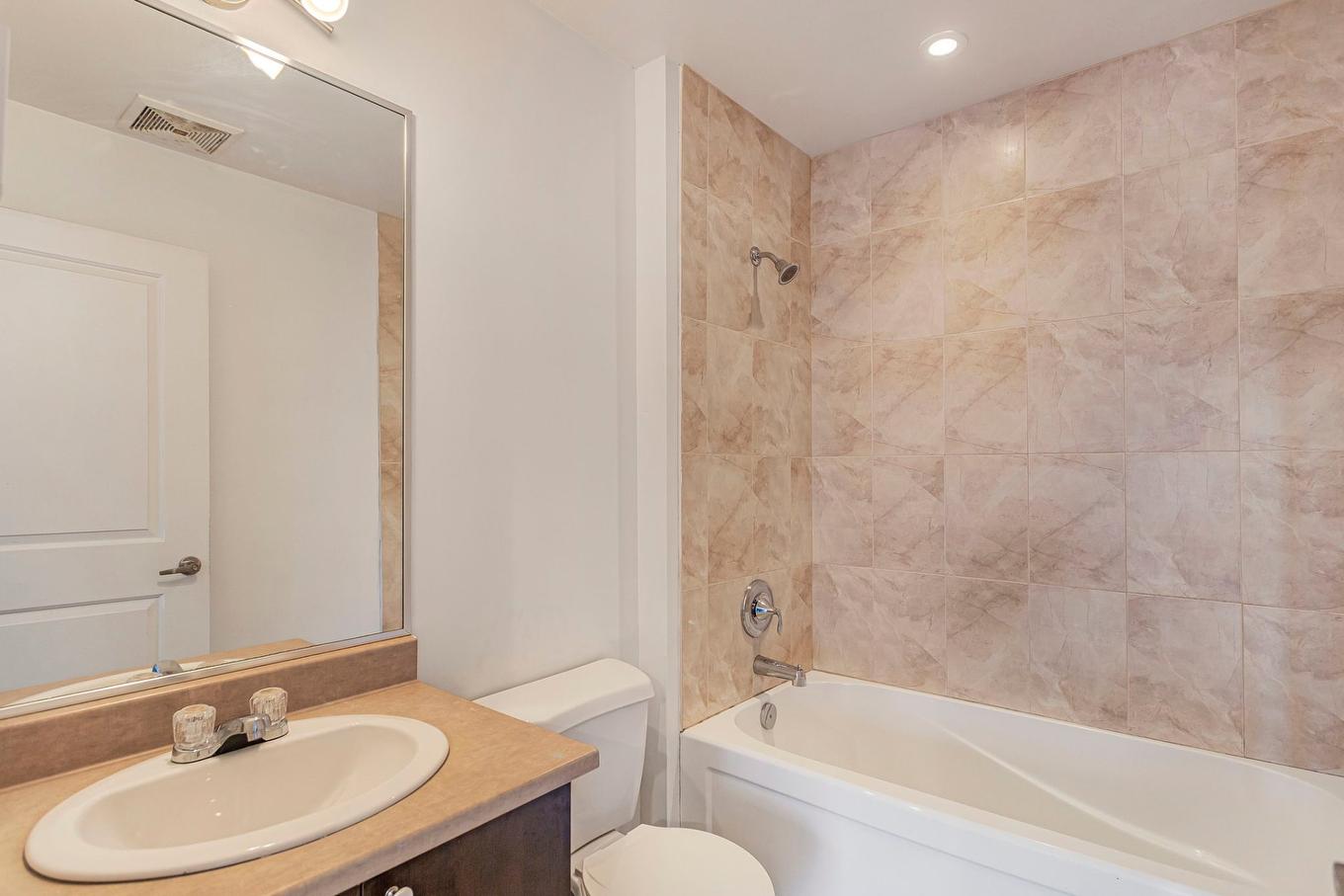 Bathroom - 433-5600 Rue Briand, Montréal (Le Sud-Ouest), QC - Indoor Photo Showing Bathroom