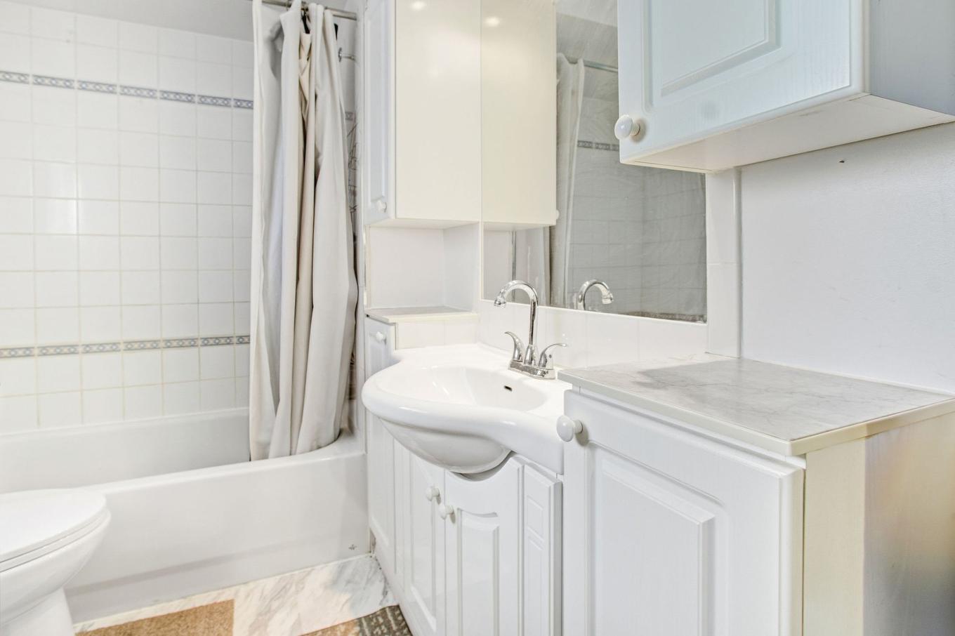 Bathroom - 19 Boul. De Lucerne, Gatineau (Aylmer), QC - Indoor Photo Showing Bathroom