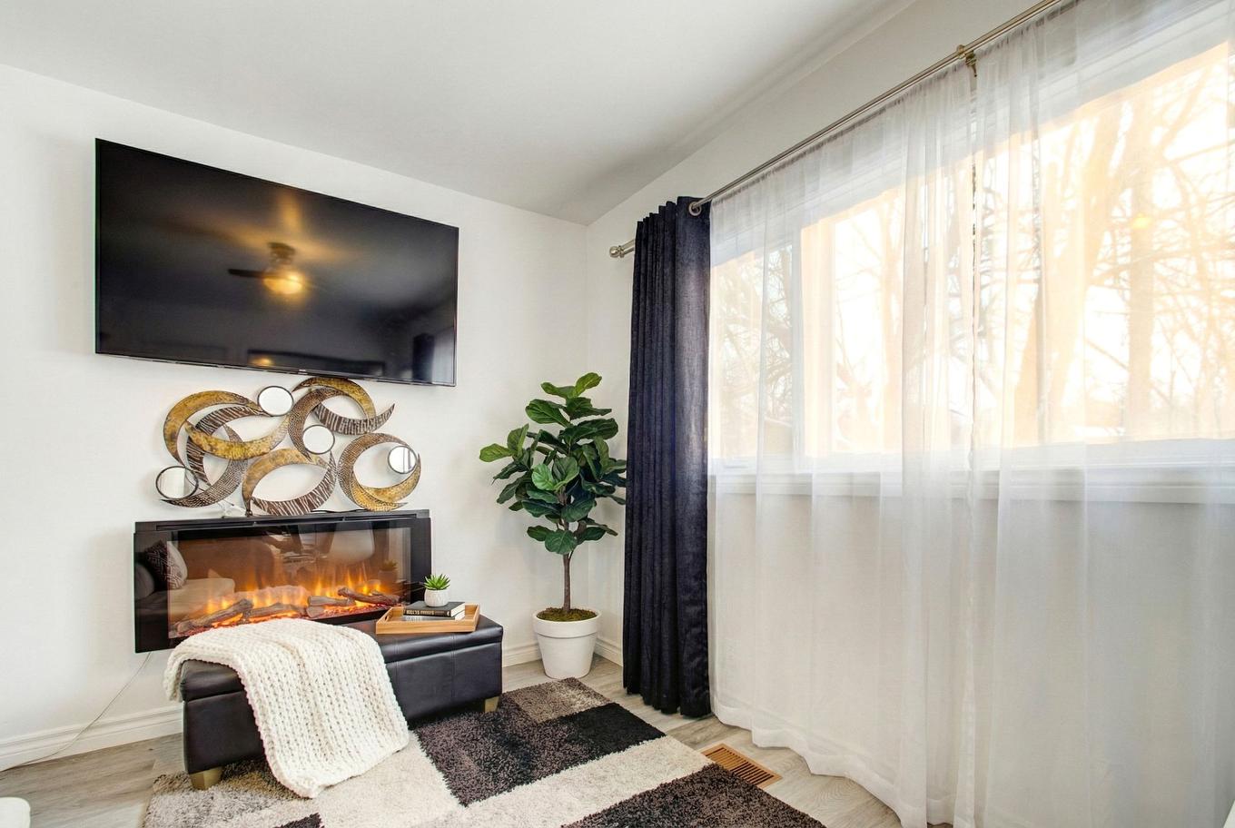 Living room - 19 Boul. De Lucerne, Gatineau (Aylmer), QC - Indoor With Fireplace