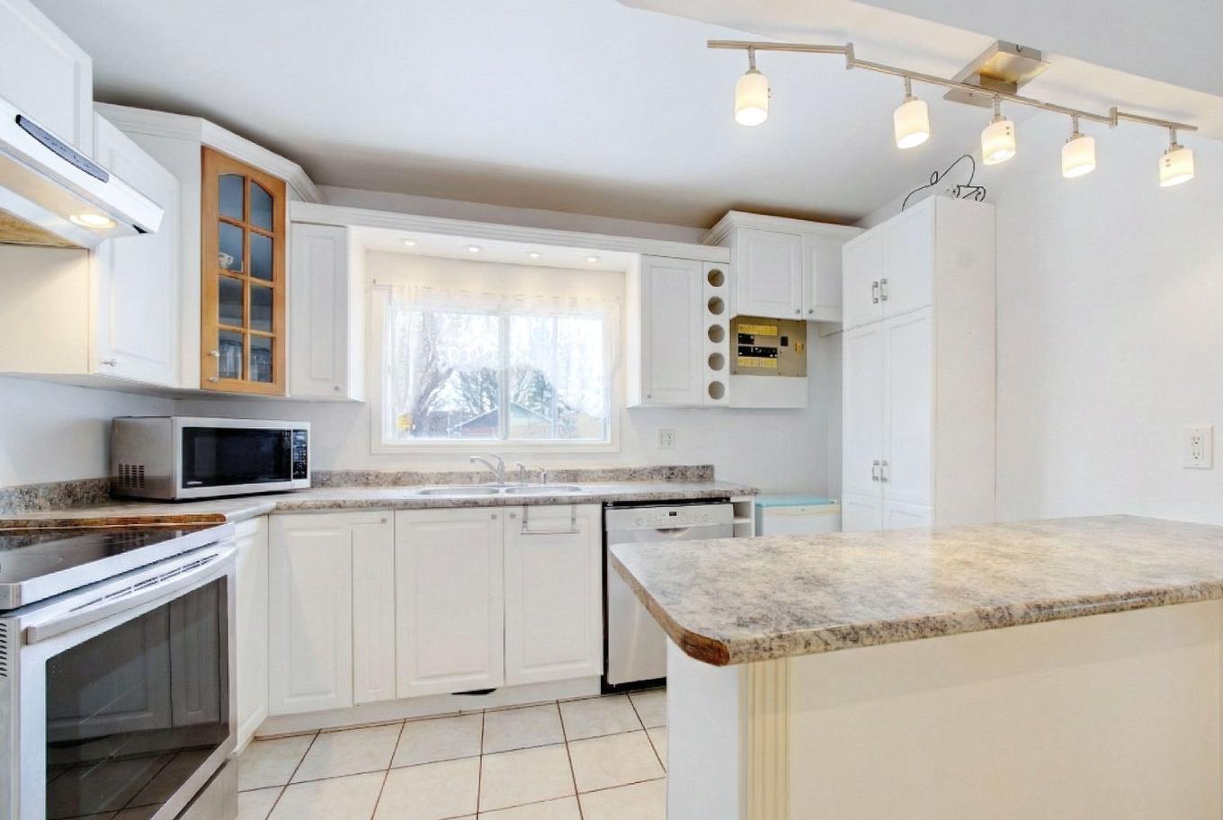 Kitchen - 19 Boul. De Lucerne, Gatineau (Aylmer), QC - Indoor Photo Showing Kitchen With Double Sink