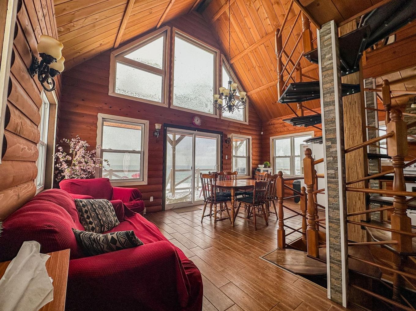 Salon - 749 Boul. Du Griffon, Gaspé, QC - Indoor