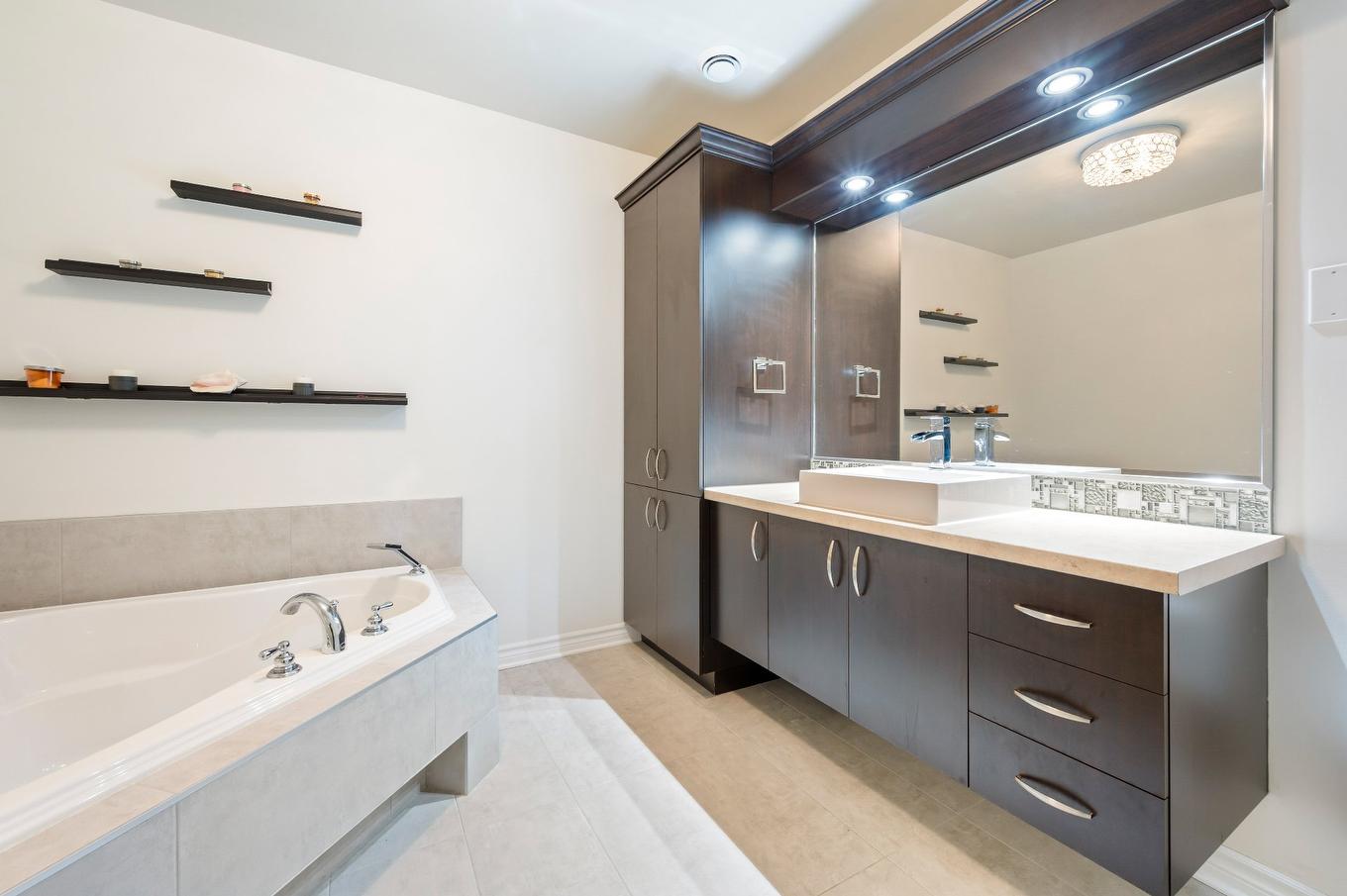 Salle de bains - 601 Rue Gilbert-Dionne, Mont-Saint-Hilaire, QC - Indoor Photo Showing Bathroom