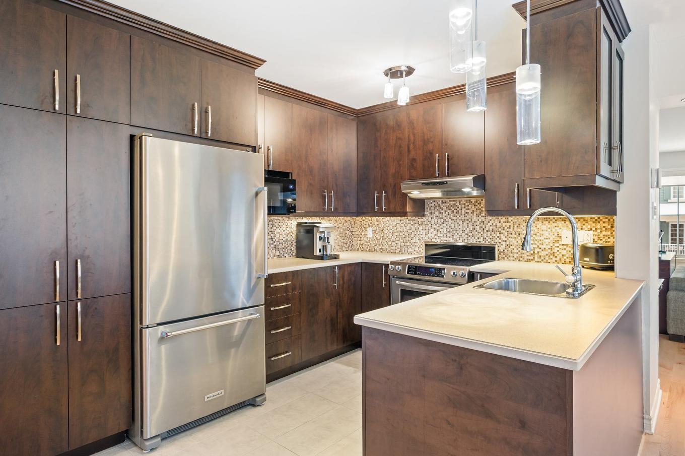 Cuisine - 601 Rue Gilbert-Dionne, Mont-Saint-Hilaire, QC - Indoor Photo Showing Kitchen With Upgraded Kitchen