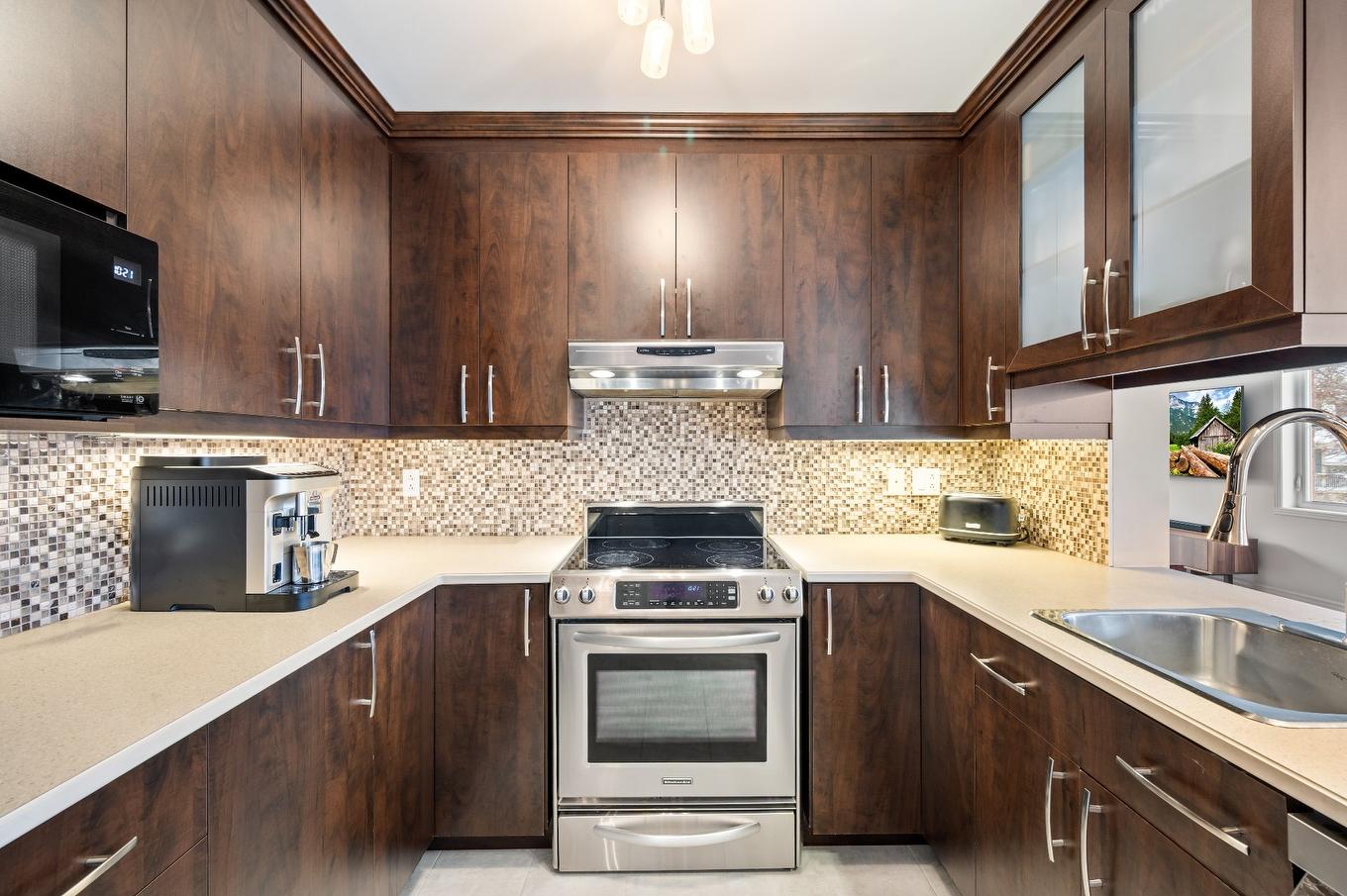 Cuisine - 601 Rue Gilbert-Dionne, Mont-Saint-Hilaire, QC - Indoor Photo Showing Kitchen With Upgraded Kitchen