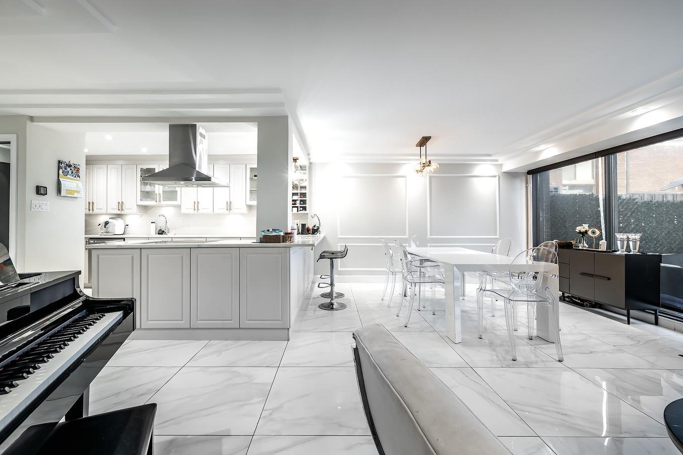 Dining room - 905-5790 Av. Rembrandt, Côte-Saint-Luc, QC - Indoor