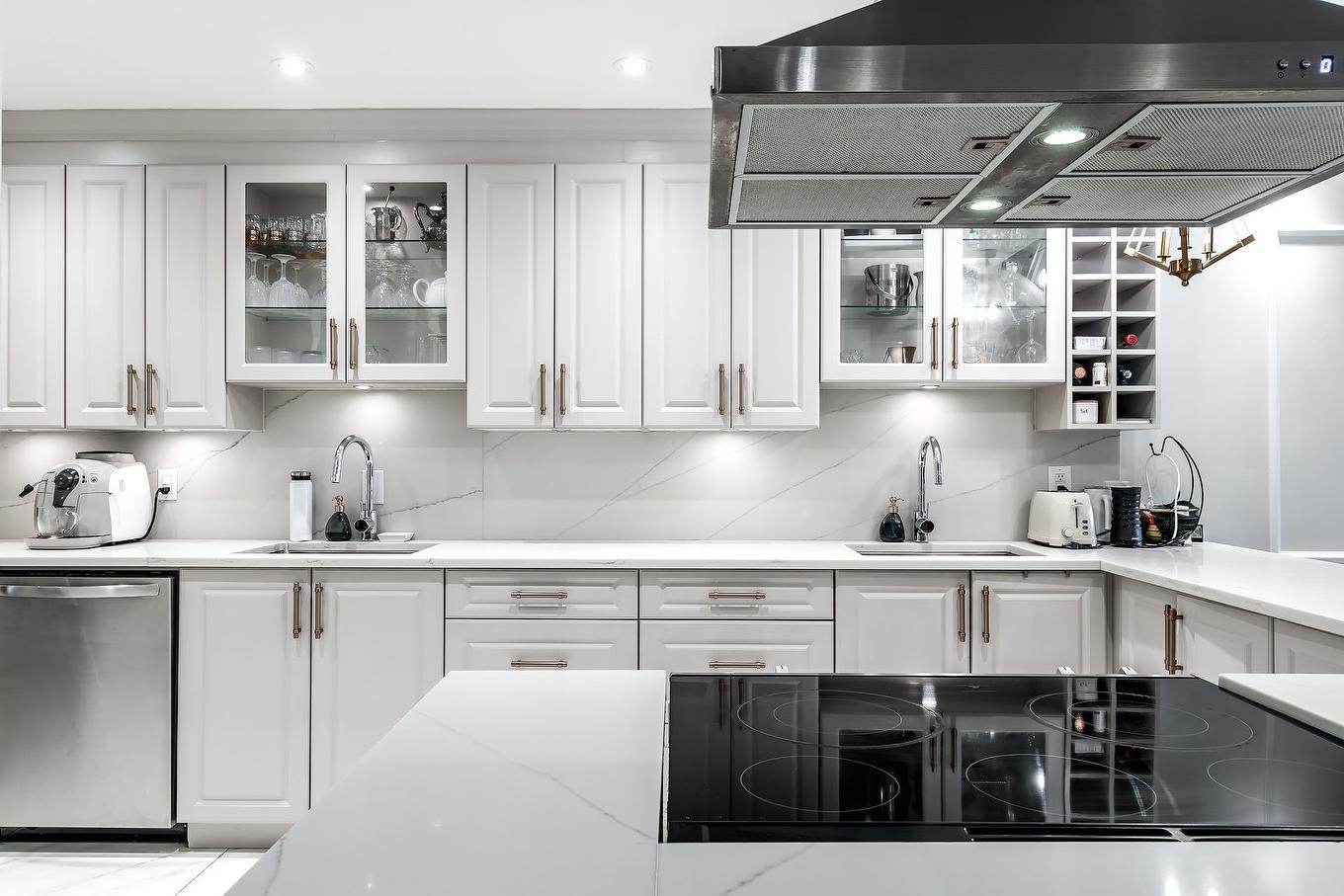 Kitchen - 905-5790 Av. Rembrandt, Côte-Saint-Luc, QC - Indoor Photo Showing Kitchen With Upgraded Kitchen