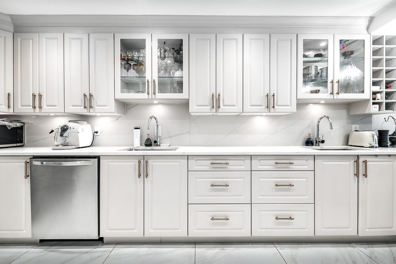 Kitchen - 905-5790 Av. Rembrandt, Côte-Saint-Luc, QC - Indoor Photo Showing Kitchen With Upgraded Kitchen