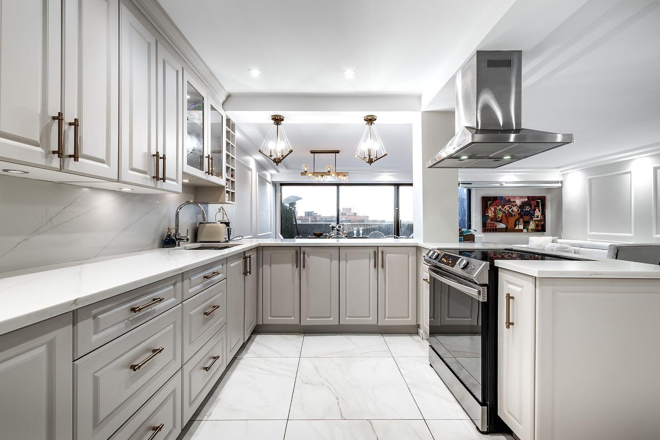 Kitchen - 905-5790 Av. Rembrandt, Côte-Saint-Luc, QC - Indoor Photo Showing Kitchen With Upgraded Kitchen