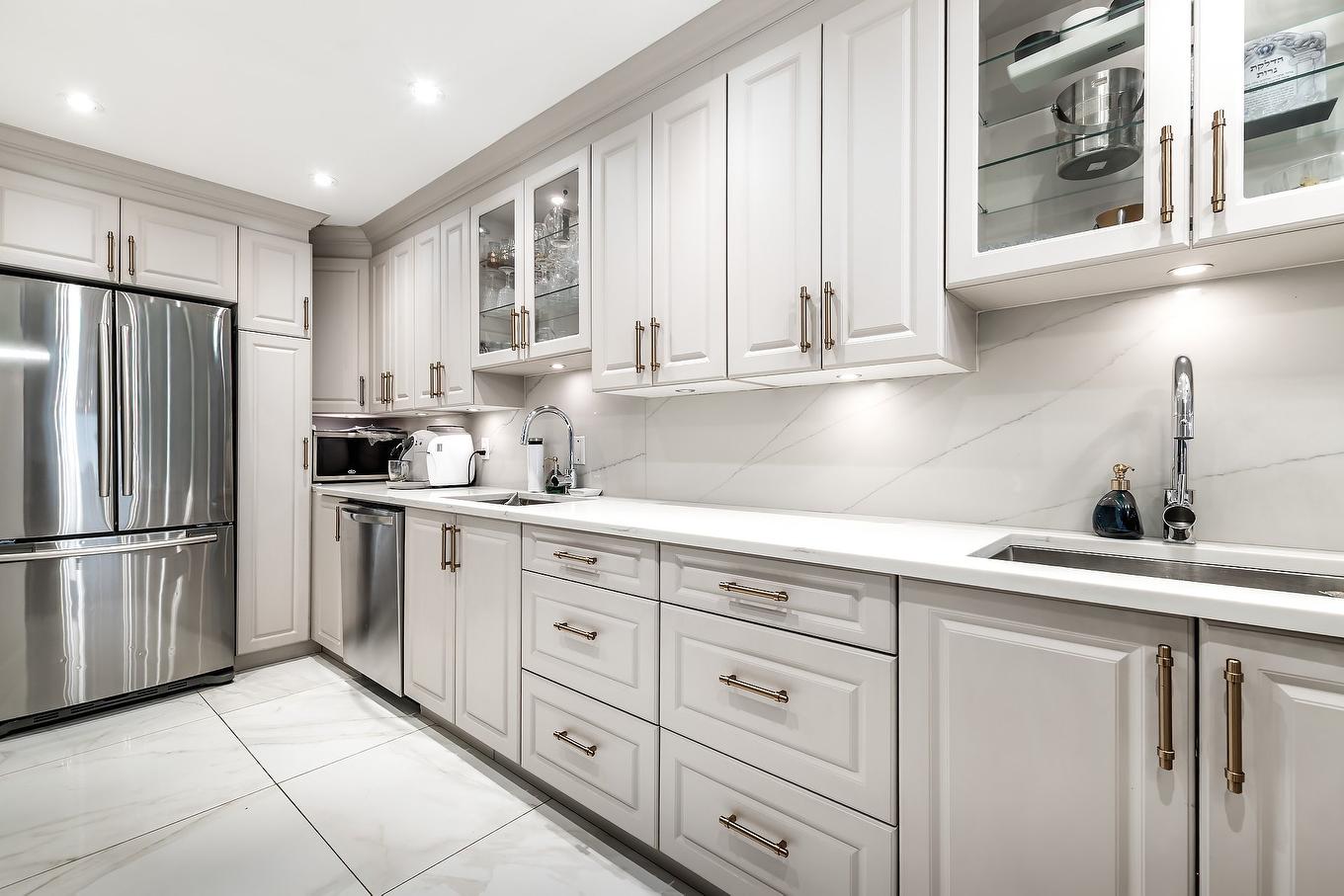 Kitchen - 905-5790 Av. Rembrandt, Côte-Saint-Luc, QC - Indoor Photo Showing Kitchen With Upgraded Kitchen