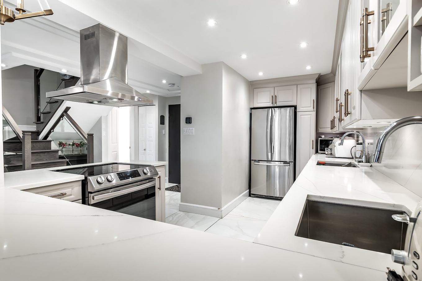 Kitchen - 905-5790 Av. Rembrandt, Côte-Saint-Luc, QC - Indoor Photo Showing Kitchen With Upgraded Kitchen