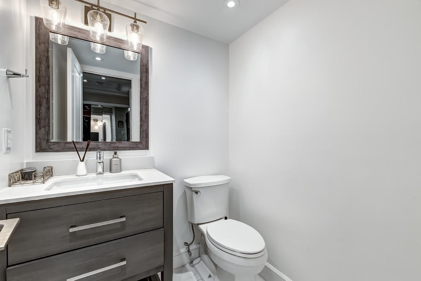 Powder room - 905-5790 Av. Rembrandt, Côte-Saint-Luc, QC - Indoor Photo Showing Bathroom