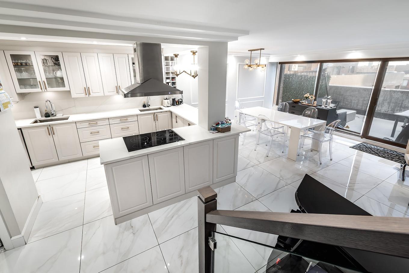 Overall view - 905-5790 Av. Rembrandt, Côte-Saint-Luc, QC - Indoor Photo Showing Kitchen