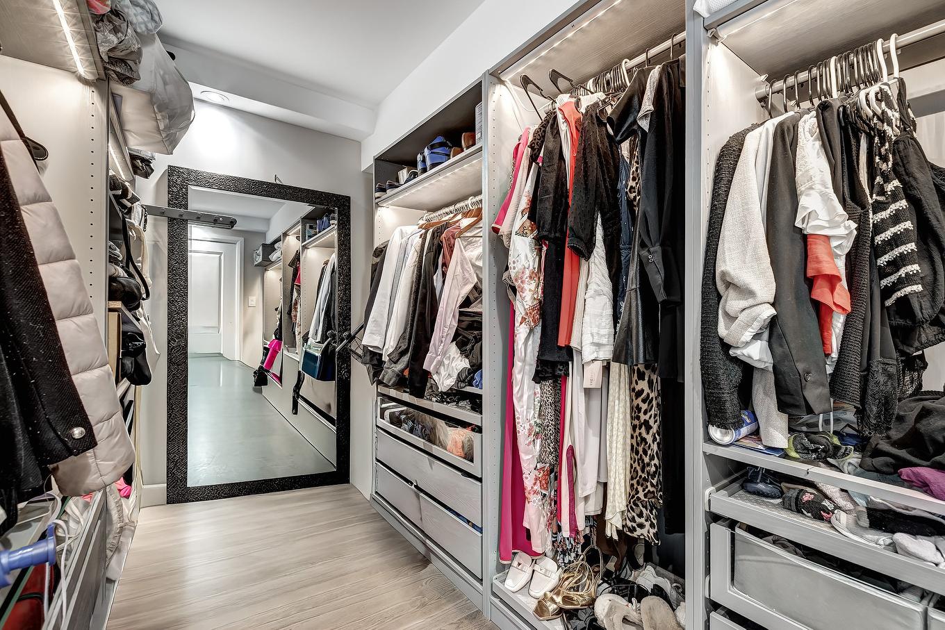 Walk-in closet - 905-5790 Av. Rembrandt, Côte-Saint-Luc, QC - Indoor With Storage
