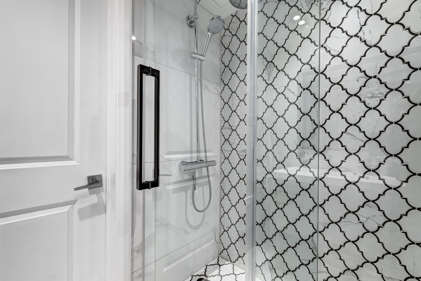 Ensuite bathroom - 905-5790 Av. Rembrandt, Côte-Saint-Luc, QC - Indoor Photo Showing Bathroom