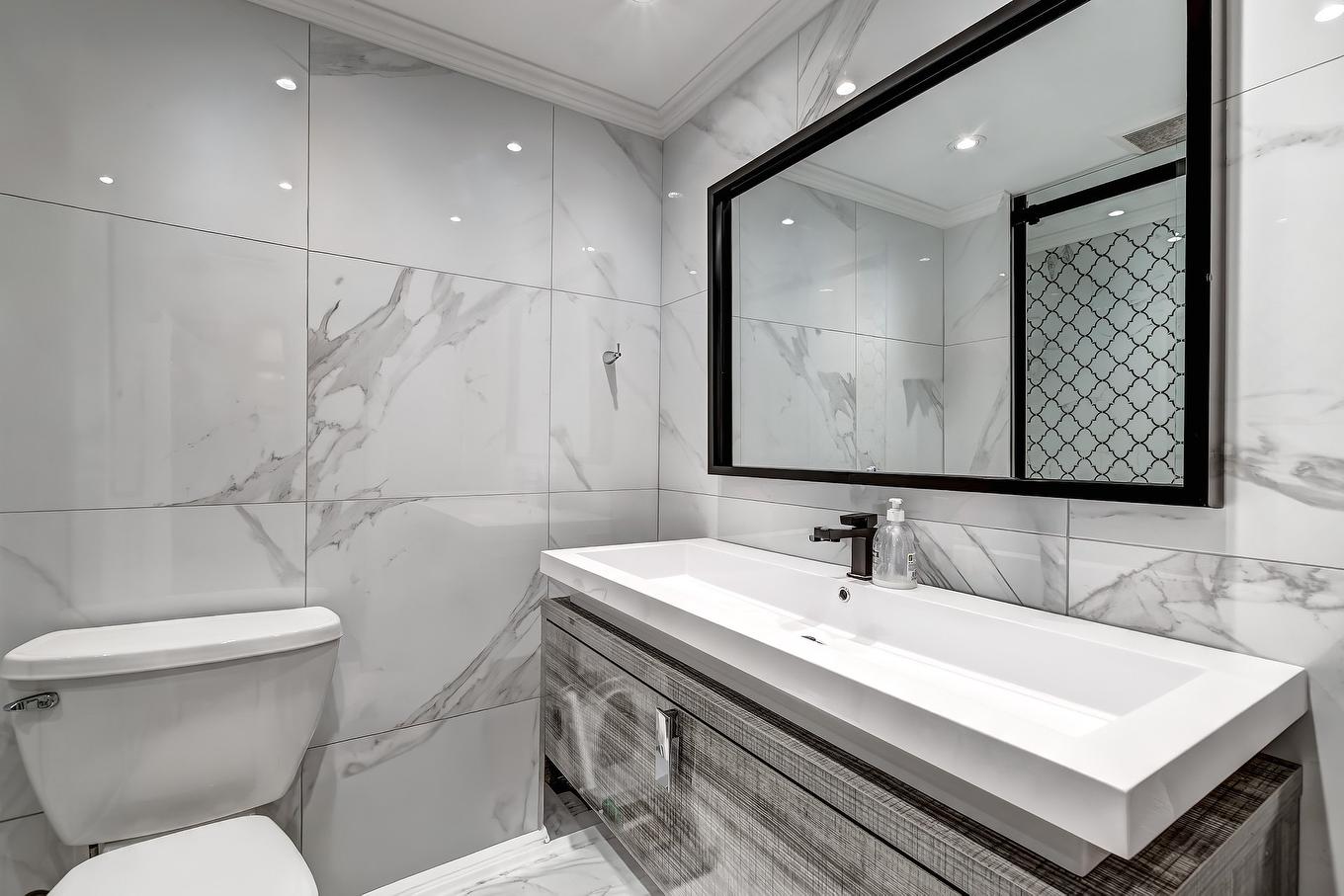 Ensuite bathroom - 905-5790 Av. Rembrandt, Côte-Saint-Luc, QC - Indoor Photo Showing Bathroom