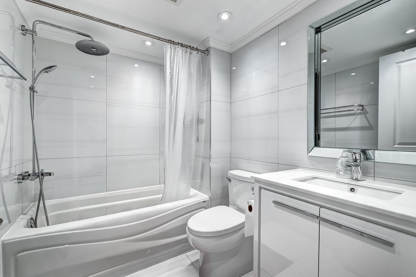 Bathroom - 905-5790 Av. Rembrandt, Côte-Saint-Luc, QC - Indoor Photo Showing Bathroom