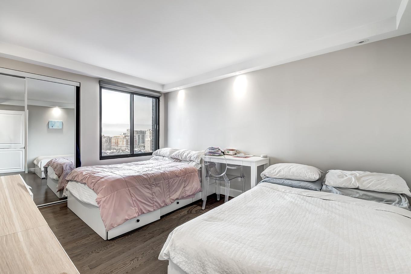 Bedroom - 905-5790 Av. Rembrandt, Côte-Saint-Luc, QC - Indoor Photo Showing Bedroom