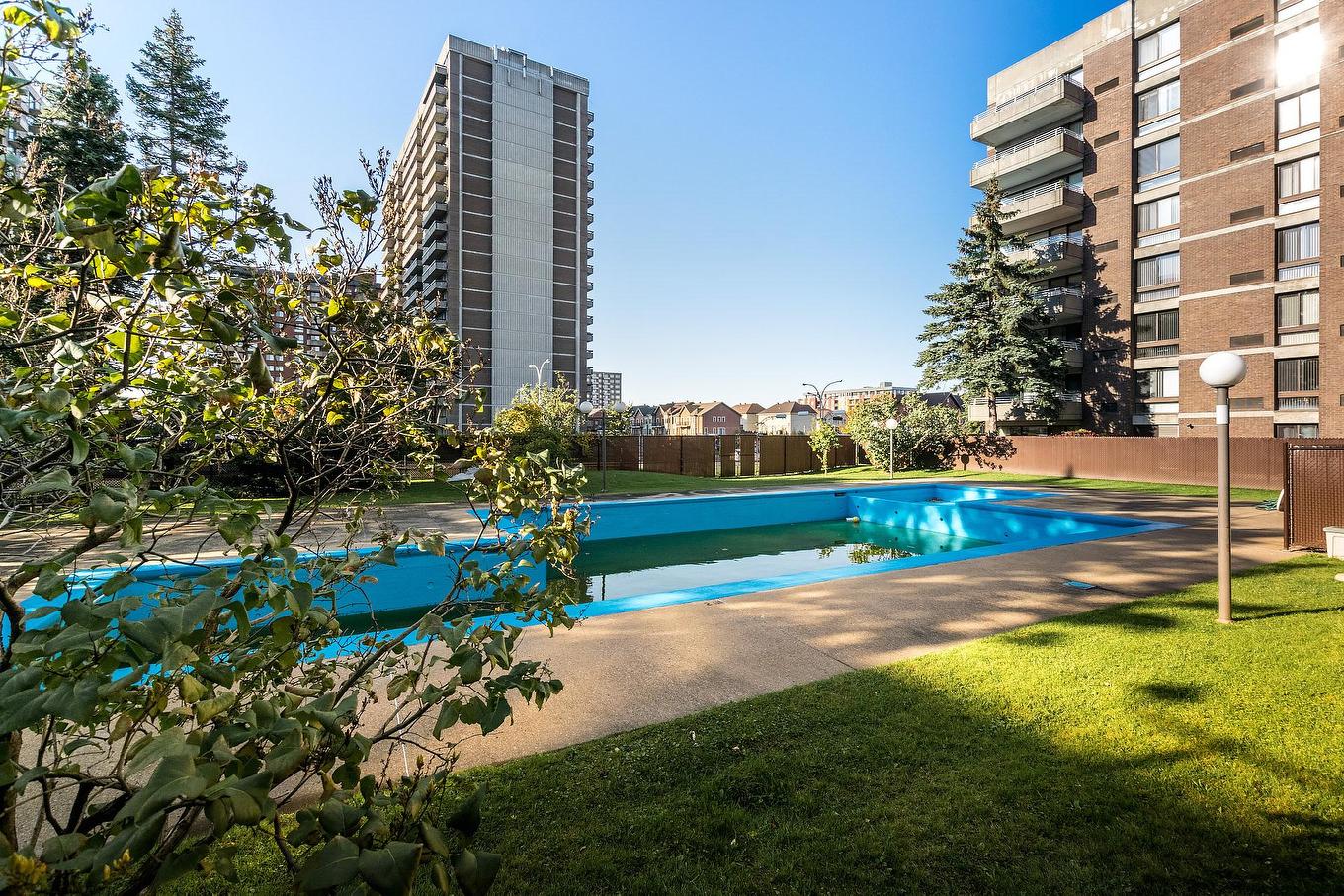 Pool - 905-5790 Av. Rembrandt, Côte-Saint-Luc, QC - Outdoor With In Ground Pool