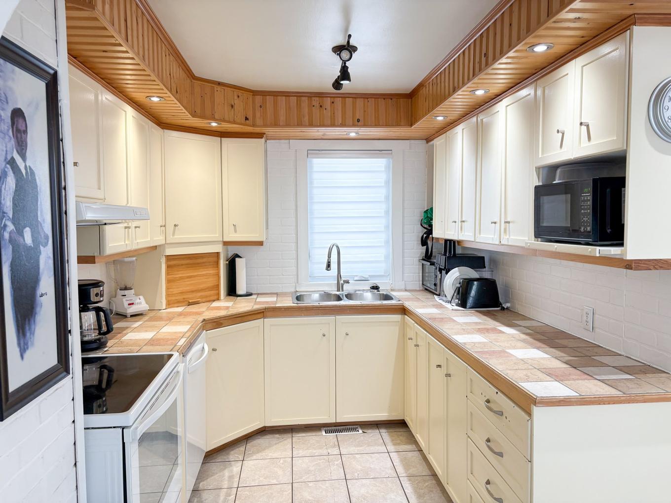 Kitchen - 1615 Rue Jogues, Drummondville, QC - Indoor Photo Showing Kitchen With Double Sink