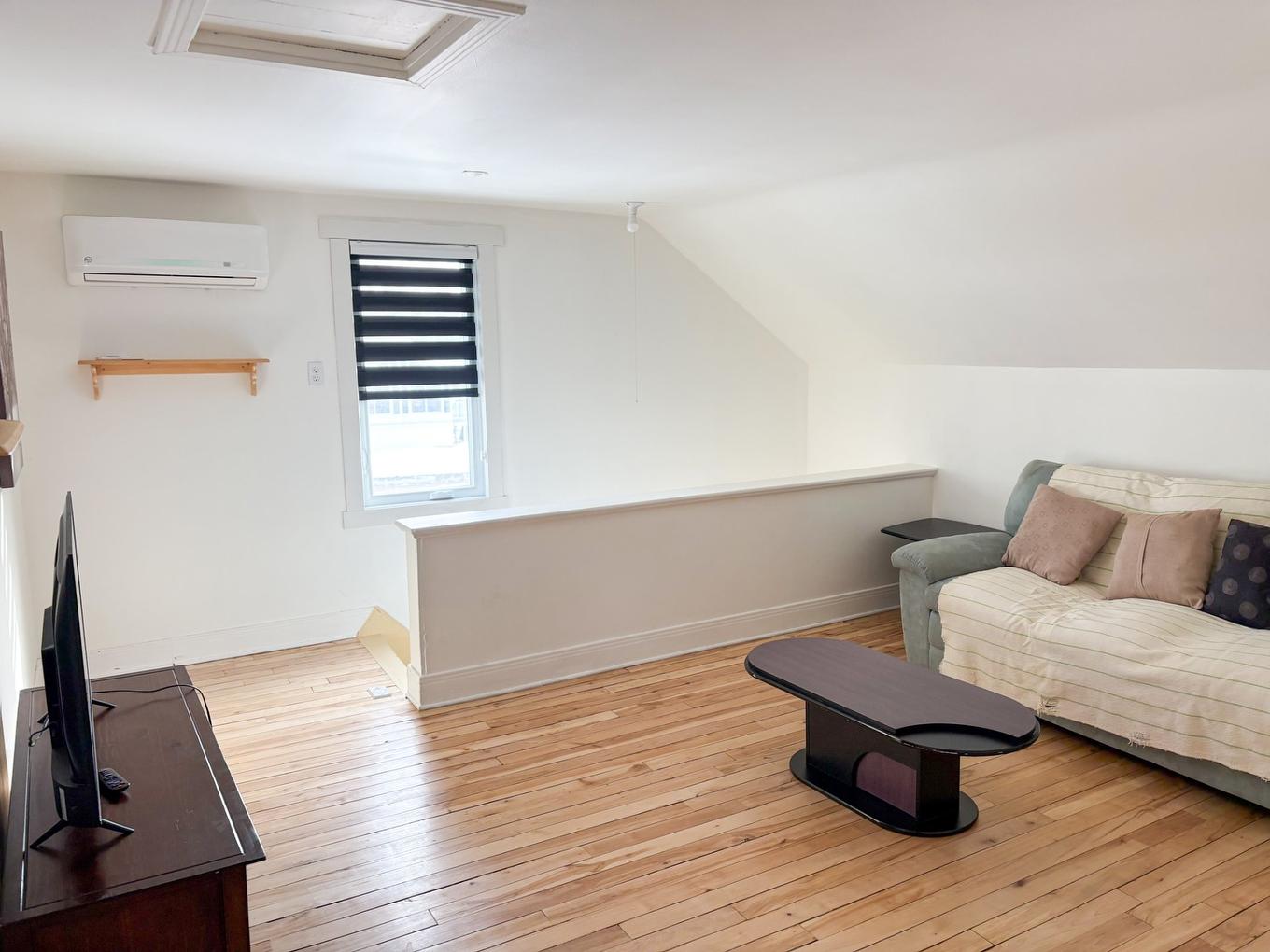 Den - 1615 Rue Jogues, Drummondville, QC - Indoor