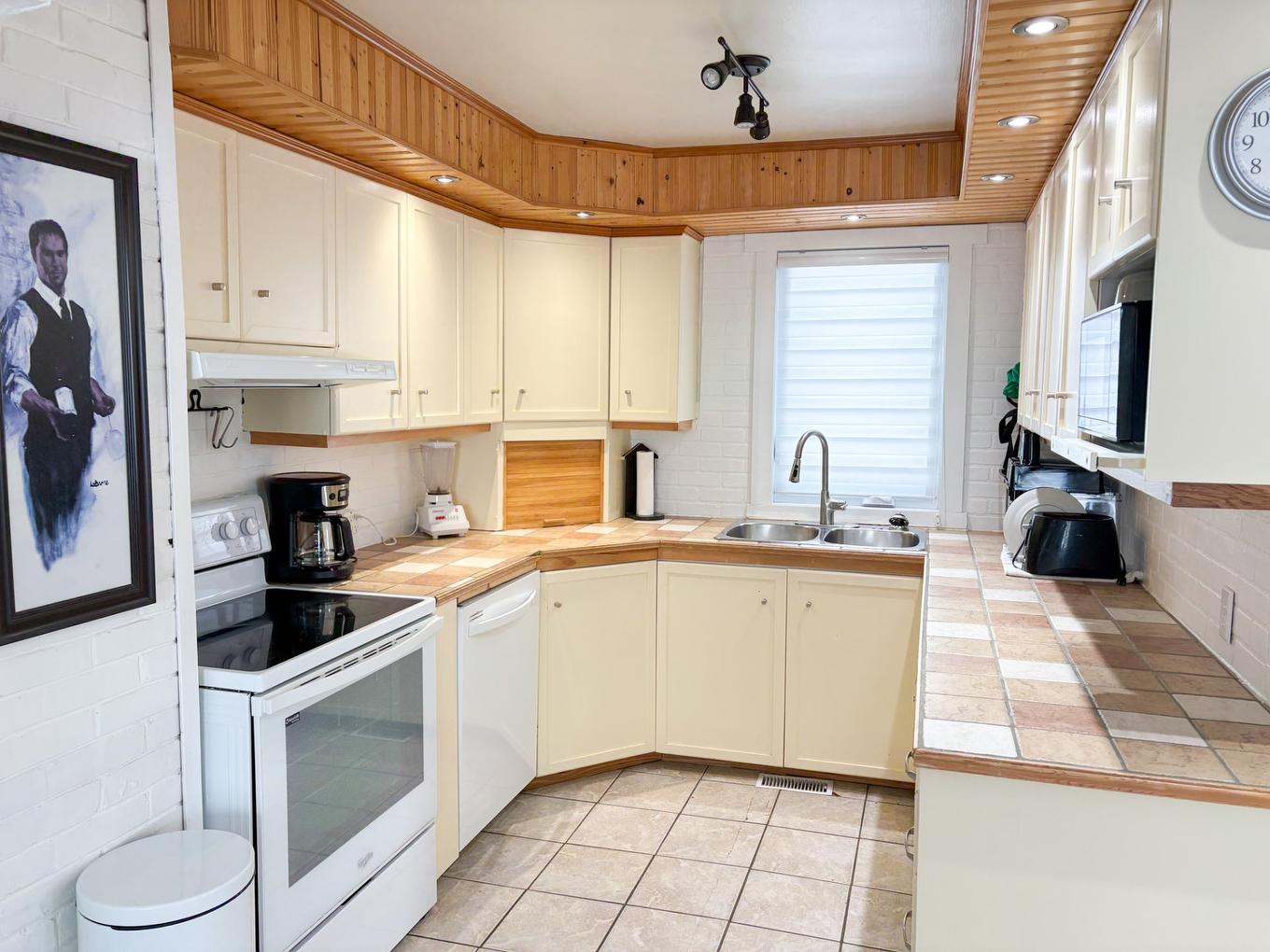 Kitchen - 1615 Rue Jogues, Drummondville, QC - Indoor Photo Showing Kitchen With Double Sink