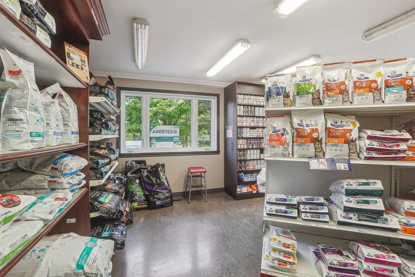 Commerce - 480 Rue St-Jacques, Napierville, QC - Indoor