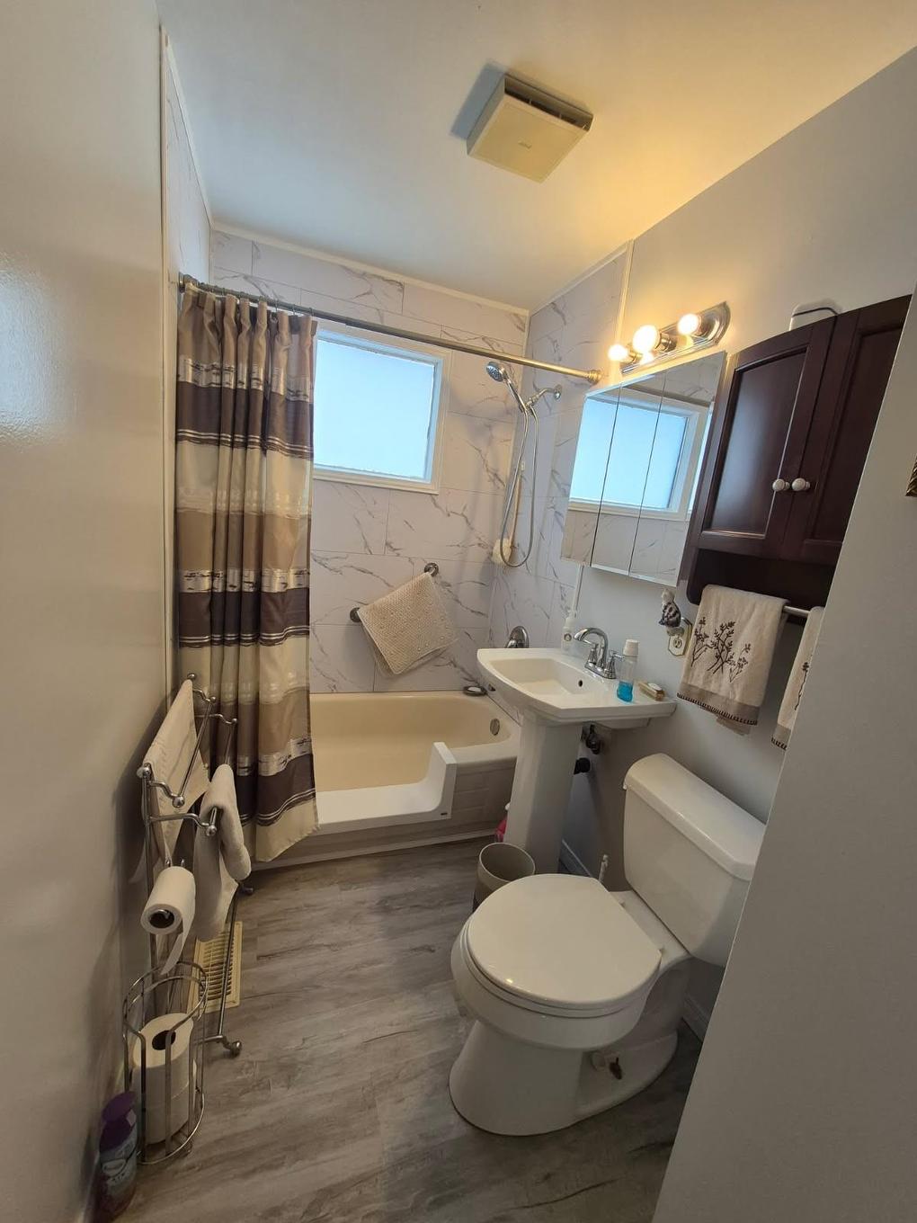 630 Hollylane, Thunder Bay, ON - Indoor Photo Showing Bathroom