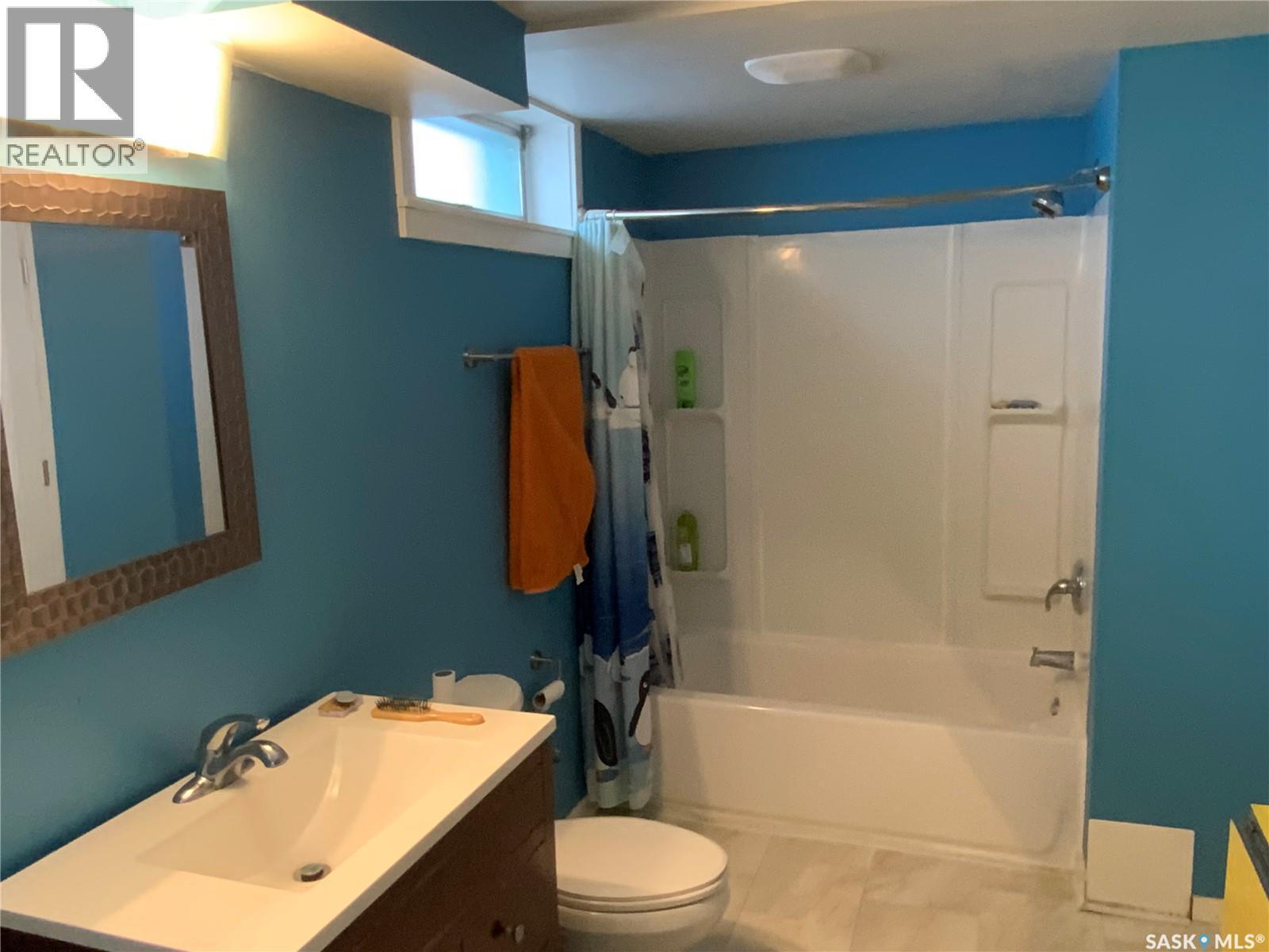 1320 J Avenue N, Saskatoon, SK - Indoor Photo Showing Bathroom