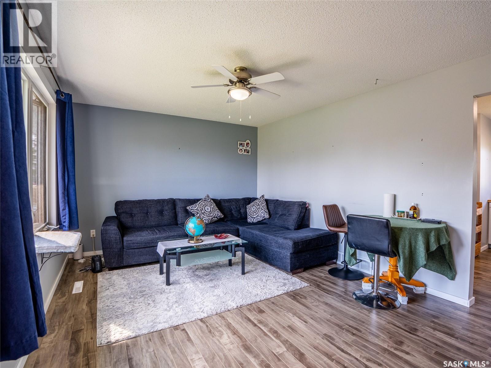 310 Main Street, Abernethy, SK - Indoor Photo Showing Living Room