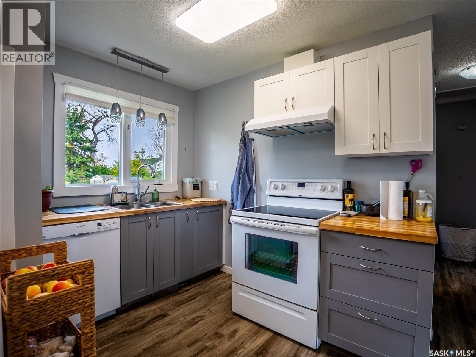 310 Main Street, Abernethy, SK - Indoor Photo Showing Kitchen With Double Sink