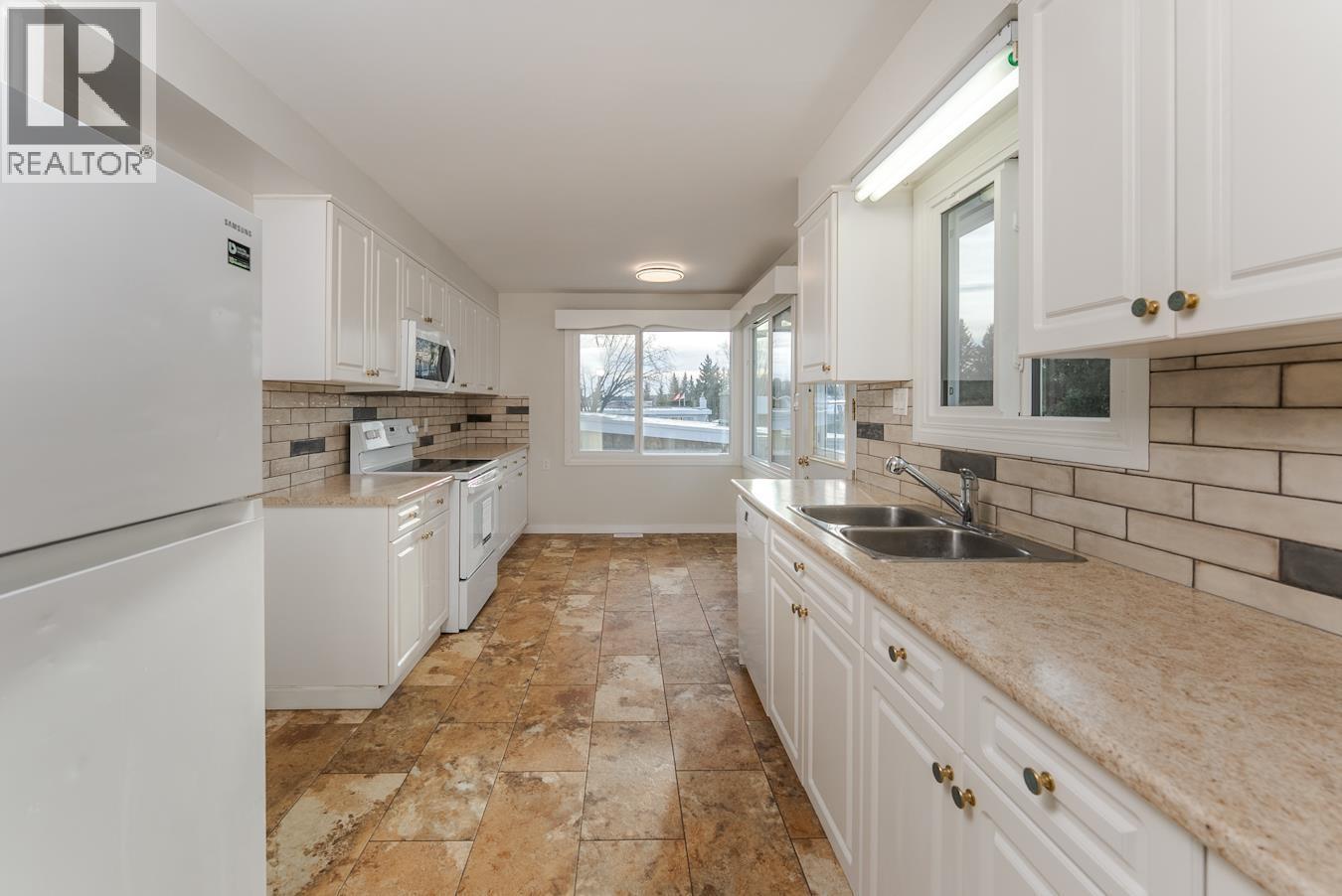 2425 Ewert Crescent, Prince George, BC - Indoor Photo Showing Kitchen With Double Sink