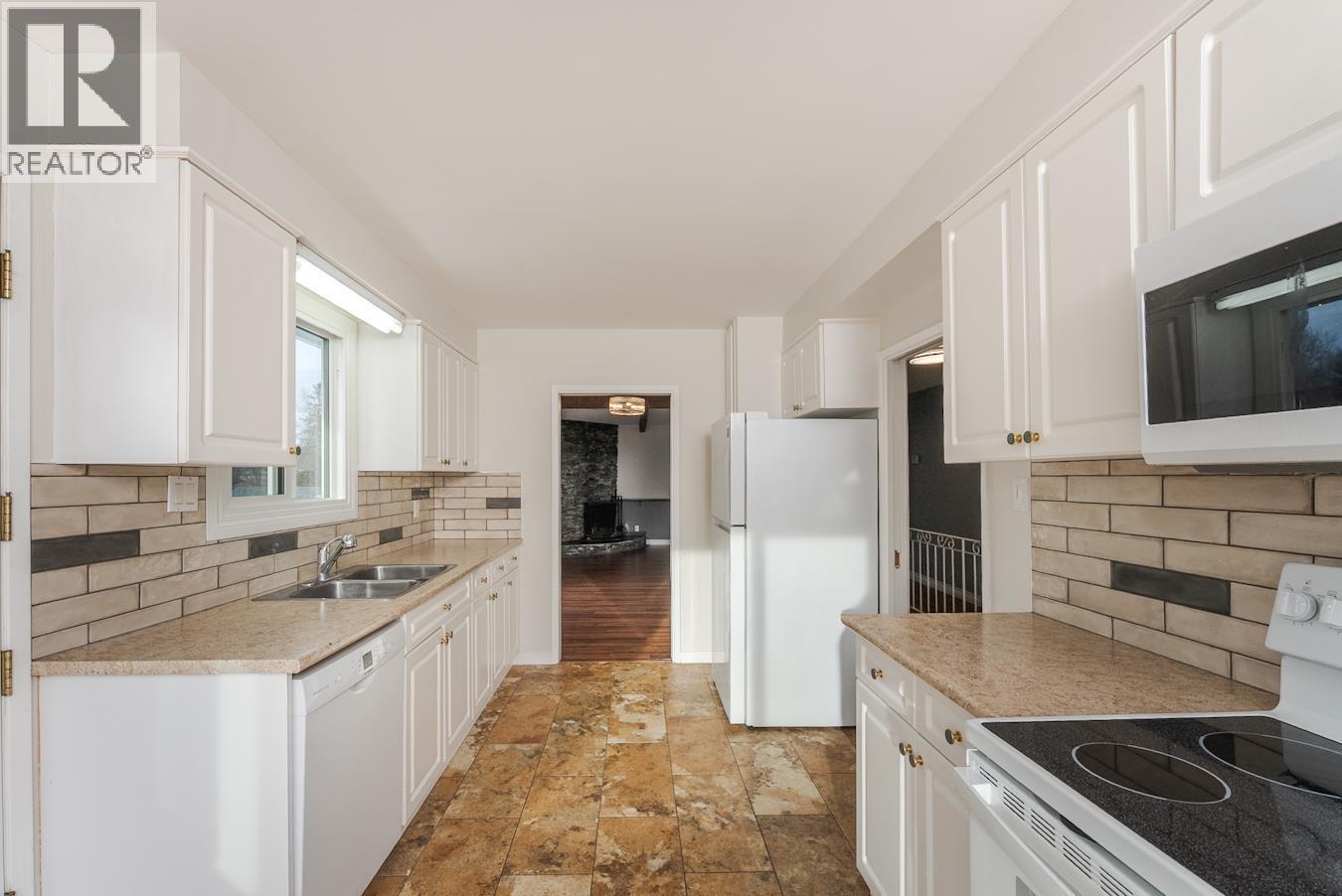 2425 Ewert Crescent, Prince George, BC - Indoor Photo Showing Kitchen With Double Sink