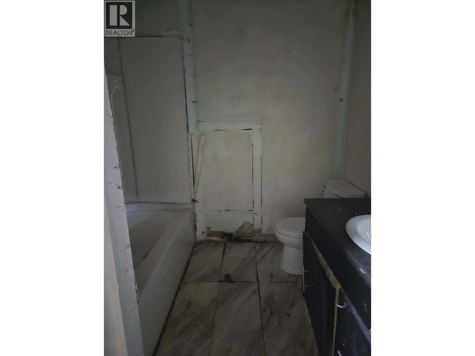 2260 Victoria Street, Prince George, BC - Indoor Photo Showing Bathroom