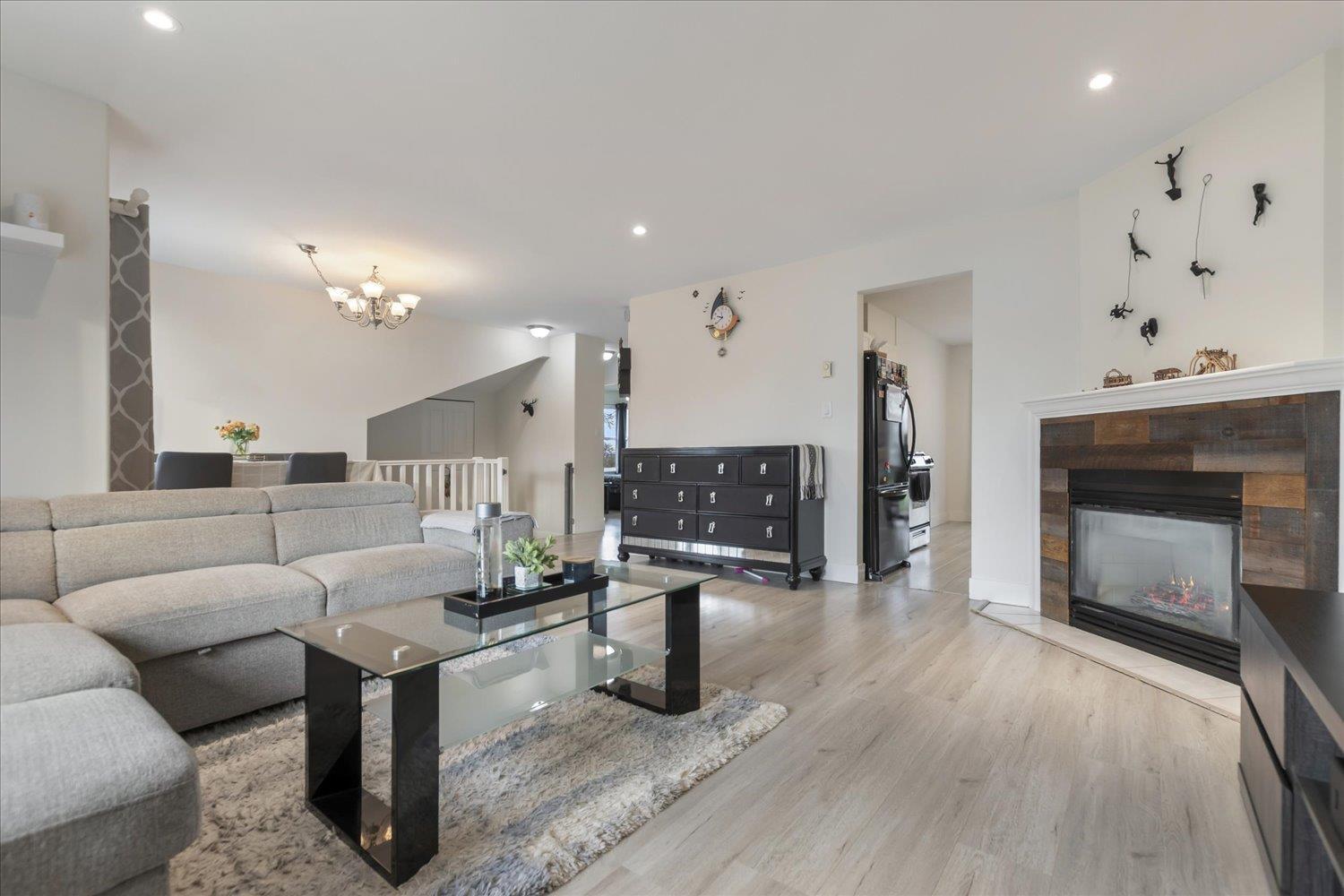 53 34332 Maclure Road, Abbotsford, BC - Indoor Photo Showing Living Room With Fireplace