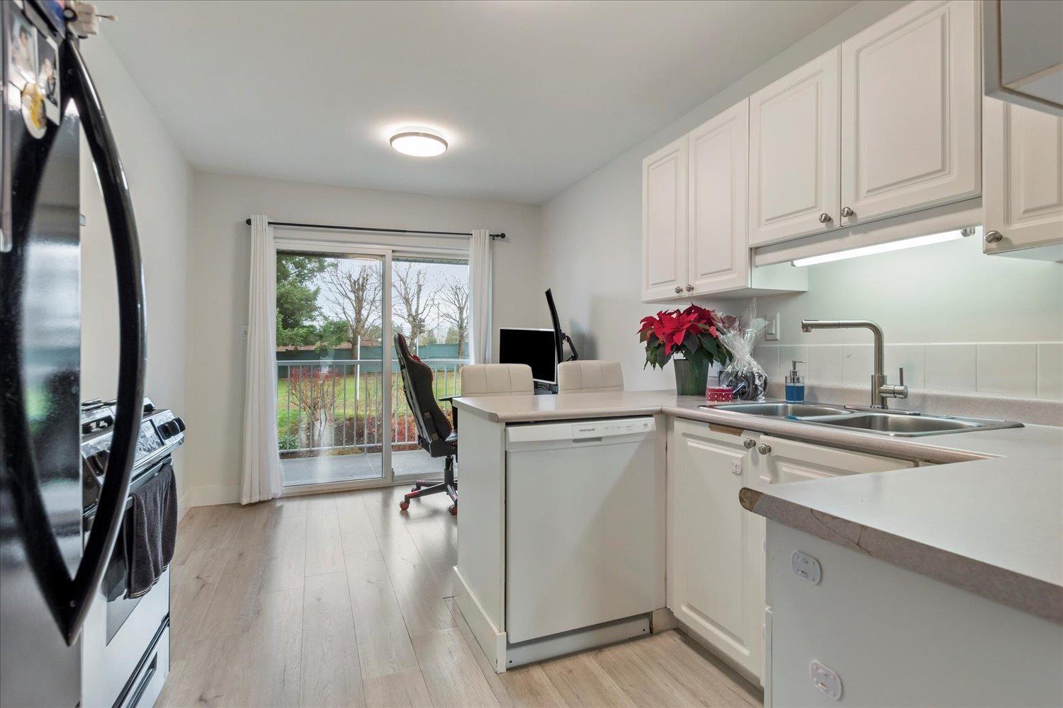 53 34332 Maclure Road, Abbotsford, BC - Indoor Photo Showing Kitchen With Double Sink