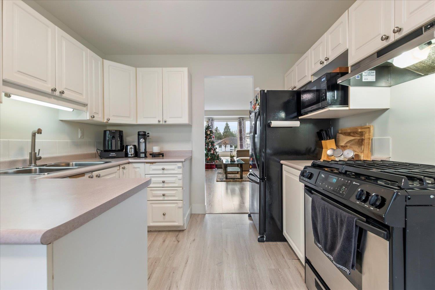 53 34332 Maclure Road, Abbotsford, BC - Indoor Photo Showing Kitchen With Double Sink
