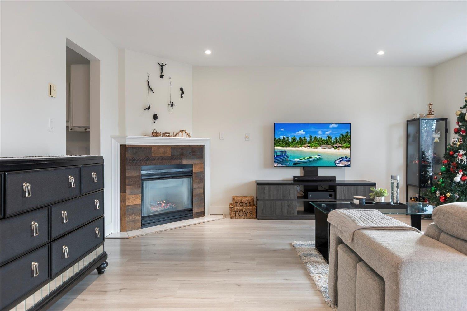 53 34332 Maclure Road, Abbotsford, BC - Indoor Photo Showing Living Room With Fireplace