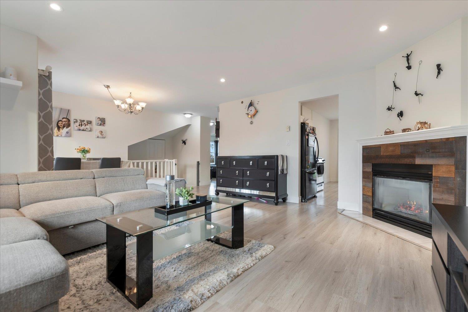 53 34332 Maclure Road, Abbotsford, BC - Indoor Photo Showing Living Room With Fireplace