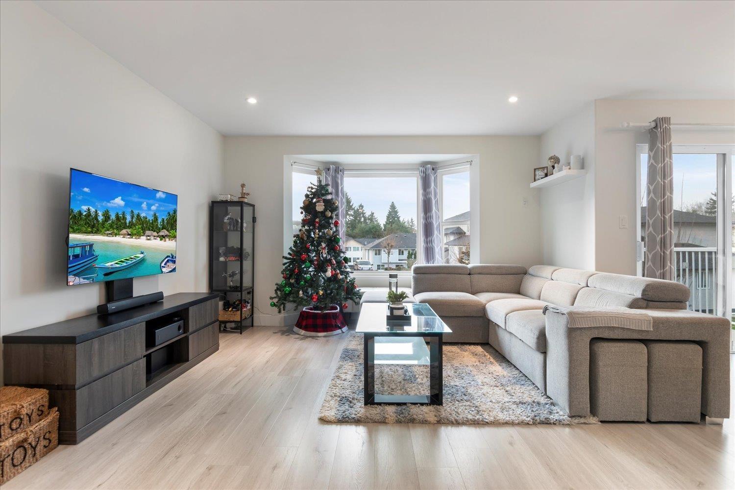 53 34332 Maclure Road, Abbotsford, BC - Indoor Photo Showing Living Room